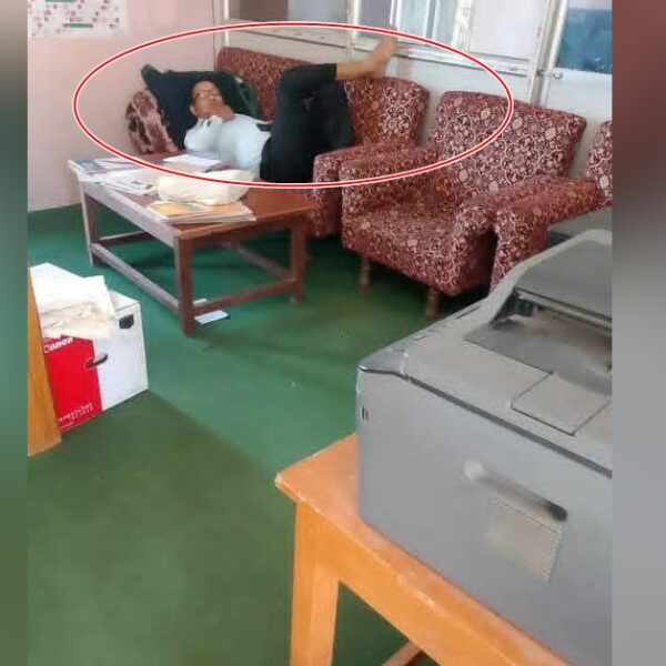 हेडसरको सुतेको फोटो भाईरल भएसँगै प्रधानाध्यापकको स्पष्टीकरण, फोटो सार्वजनिक गर्ने विरुद्ध उजुरी हाल्ने चेतावनी