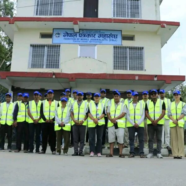 कञ्चनपुरका पत्रकारलाई नेपाल पत्रकार महासंघ जिल्ला शाखा कञ्चनपुरद्वारा प्रेस ज्याकेट र क्याप वितरण