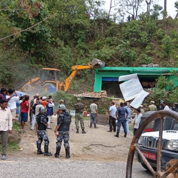 सचेतना नमानेपछि डोजरको प्रहार, कैलालीको गोदावरी क्षेत्रका अवैध संरचना ध्वस्त