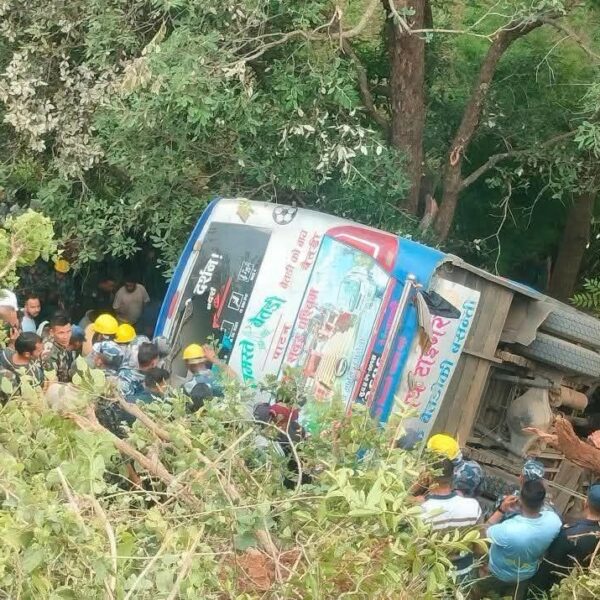 बैतडीमा यात्रुवाहक बस दुर्घटना, सडकबाट २५ मिटर तल खस्यो