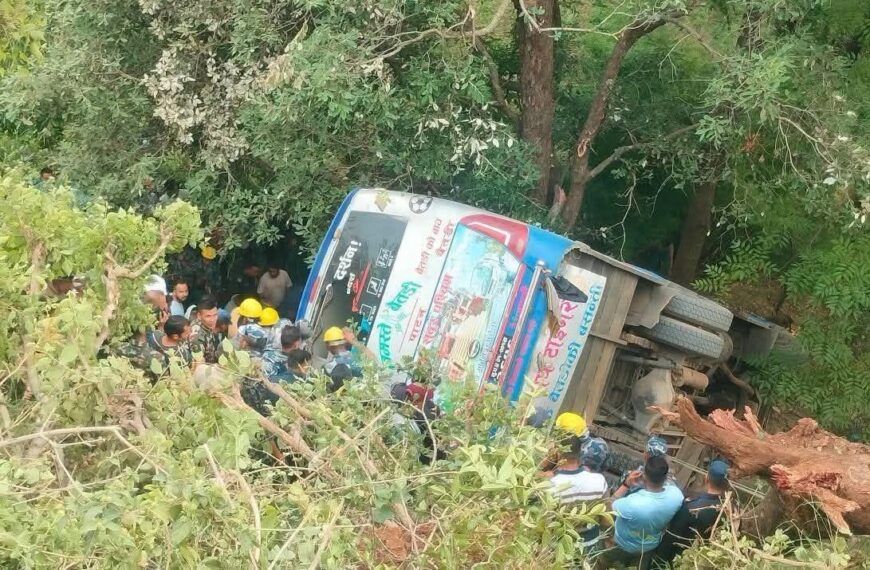 बैतडीमा यात्रुवाहक बस दुर्घटना अपडेट : १ जनाको मृत्यु, १० जना घाइते