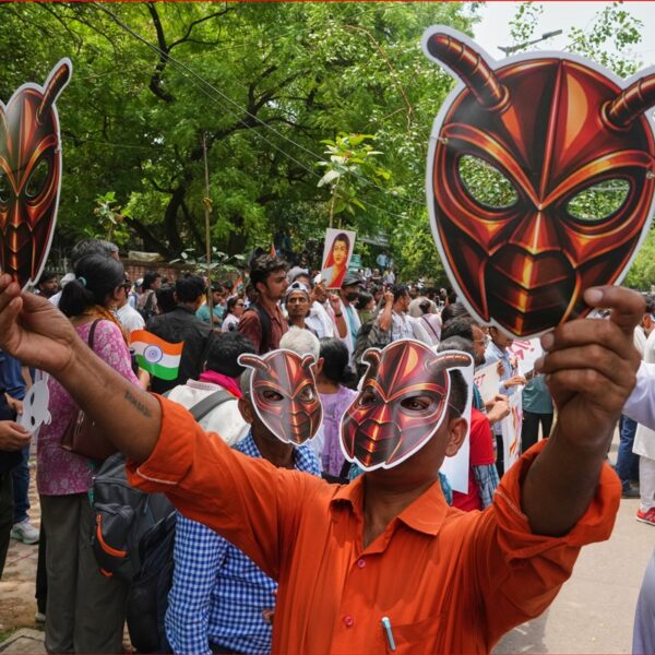 भारतमा ‘कक्रोच जनता पार्टी’ को उदय, बेरोजगारी र शिक्षा सुधारको मागसहित देशव्यापी युवा आन्दोलन
