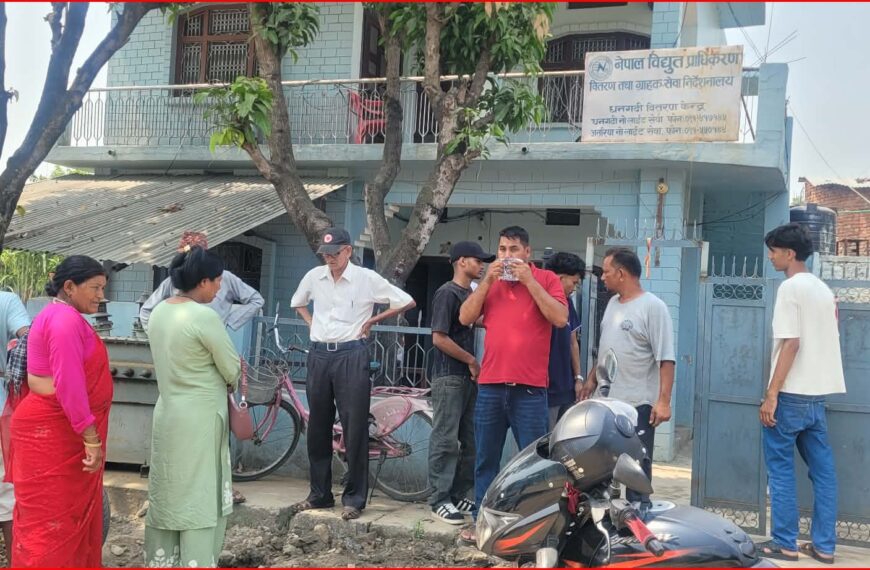 अत्तरिया क्षेत्रमा कम भोल्टेज हैरानले आक्रोसित स्थानीयले अत्तरिया ‘नो लाइट’ शाखा कार्यालय घेराऊ