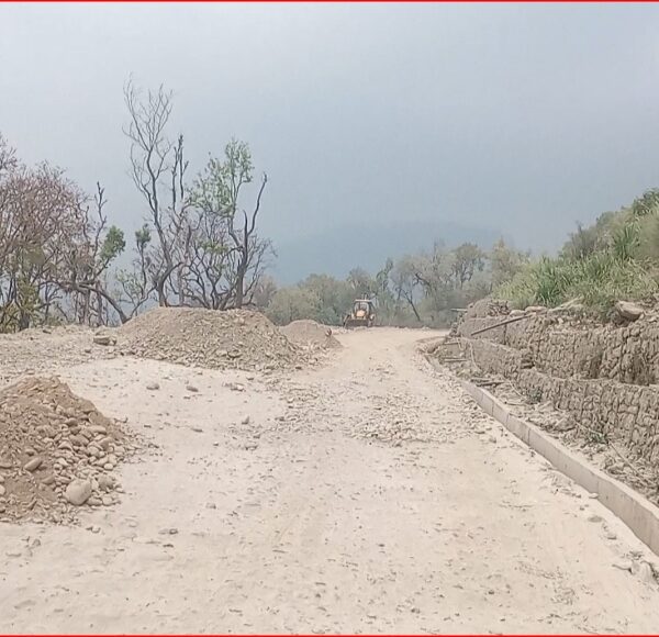 भीमदत्त राजमार्ग स्तरोन्नति ठप्प, निर्माण सामग्री अभाव र लागत वृद्धिले काम प्रभावित