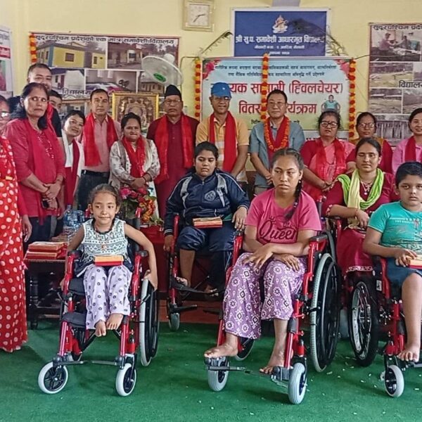 अत्तरियाको सुप समावेशी बिद्यालयलाई २० लाखभन्दा बढीका सहायक सामग्री वितरण