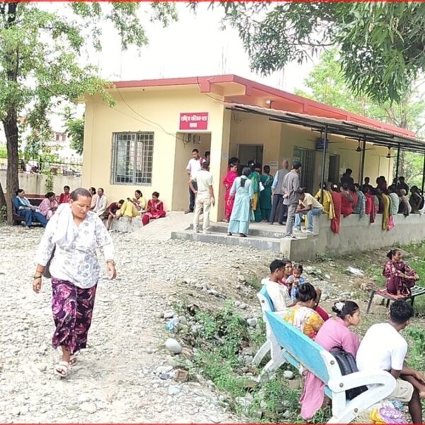 राष्ट्रिय परिचयपत्र बनाउन कैलाली प्रशासनमा भीड, पालो नपाउँदा ३–४ दिनसम्म कुर्नुपर्ने बाध्यता