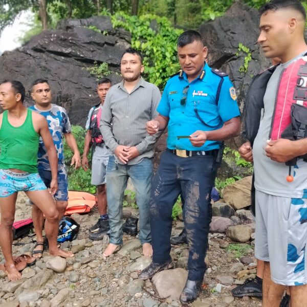 कैलालीको गोदावरी नदीमा आएको बाढीमा फसेका युवकको प्रहरीद्वारा सकुशल उद्धार
