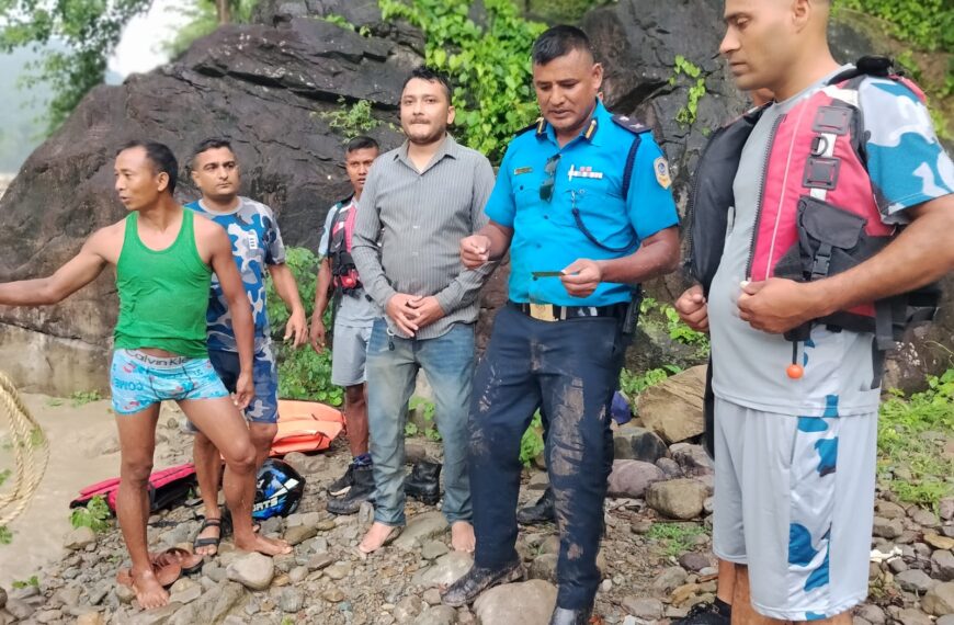 कैलालीको गोदावरी नदीमा आएको बाढीमा फसेका युवकको प्रहरीद्वारा सकुशल उद्धार