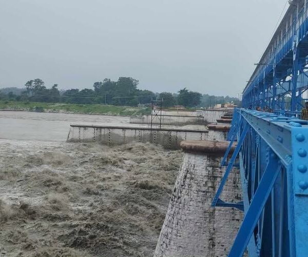 महाकालीमा पानीको बहाव उच्च, शारदा ब्यारेजमा चारपाङ्ग्रे सवारी सञ्चालन रोक