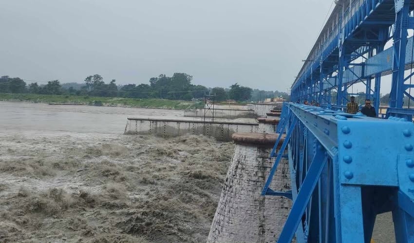 महाकालीमा पानीको बहाव उच्च, शारदा ब्यारेजमा चारपाङ्ग्रे…