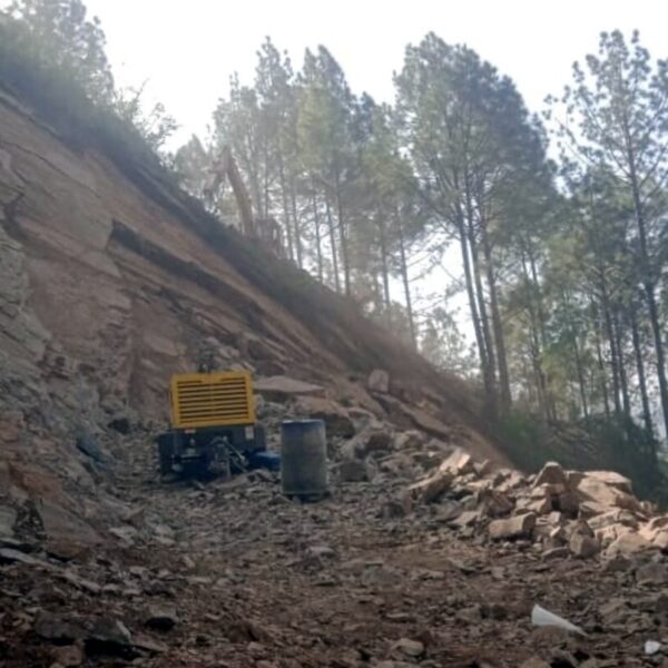 मनसुनको उच्च जोखिमः बैतडीका ग्रामीण कच्ची सडकमा तीन दिन सवारी सञ्चालन बन्द