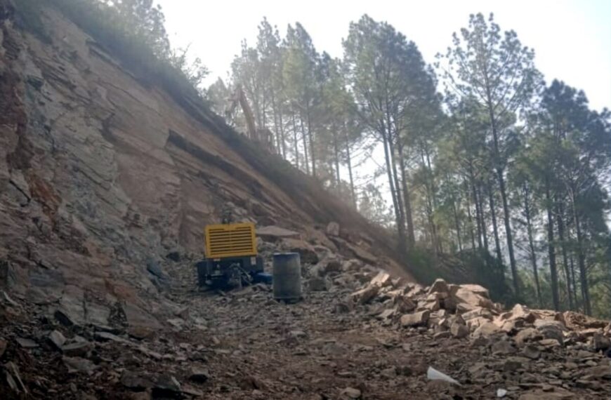 मनसुनको उच्च जोखिमः बैतडीका ग्रामीण कच्ची सडकमा तीन दिन सवारी सञ्चालन बन्द