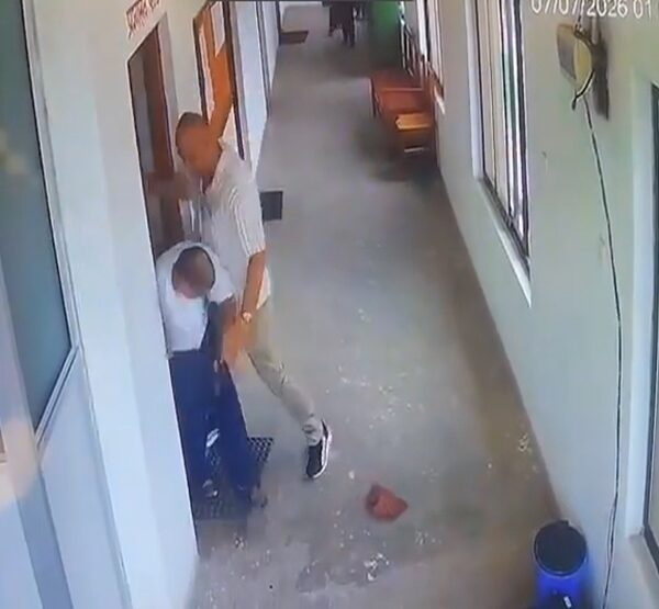टीकापुर अस्पतालमै कर्मचारीबीच कुटाकुट, प्रयोगशाला इञ्चार्जमाथि आक्रमणपछि प्रहरी अनुसन्धान सुरु