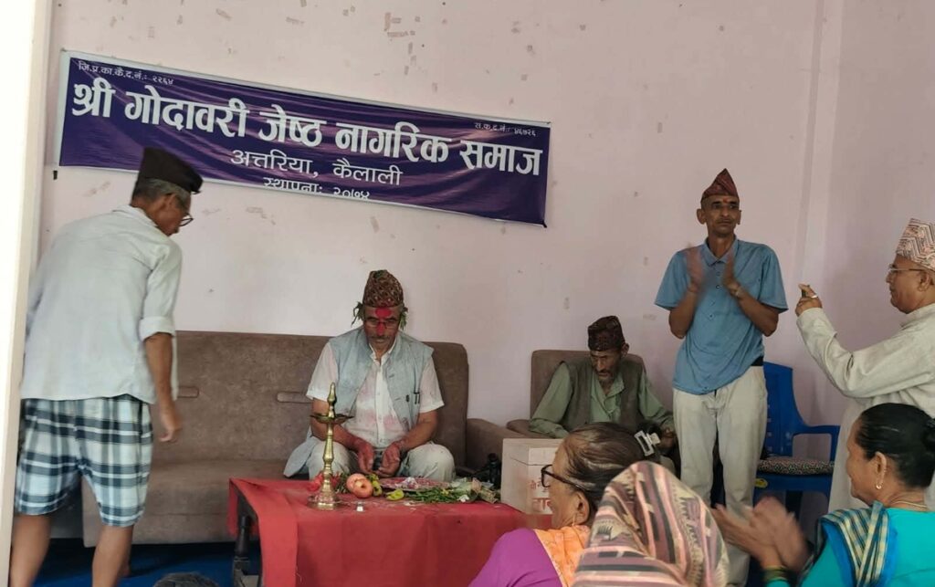 जन्मदिनमा ८० ज्येष्ठ नागरिकलाई फलफूल वितरण गर्दै…