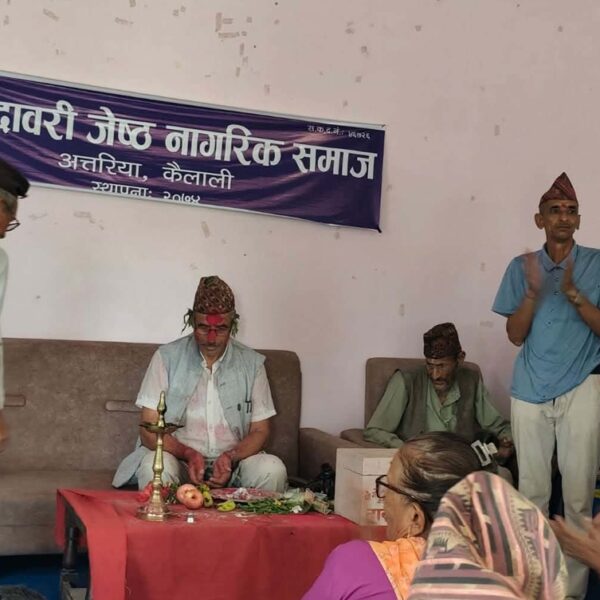 जन्मदिनमा ८० ज्येष्ठ नागरिकलाई फलफूल वितरण गर्दै समाजसेवामा उदाहरण बने भोजराज भट्ट
