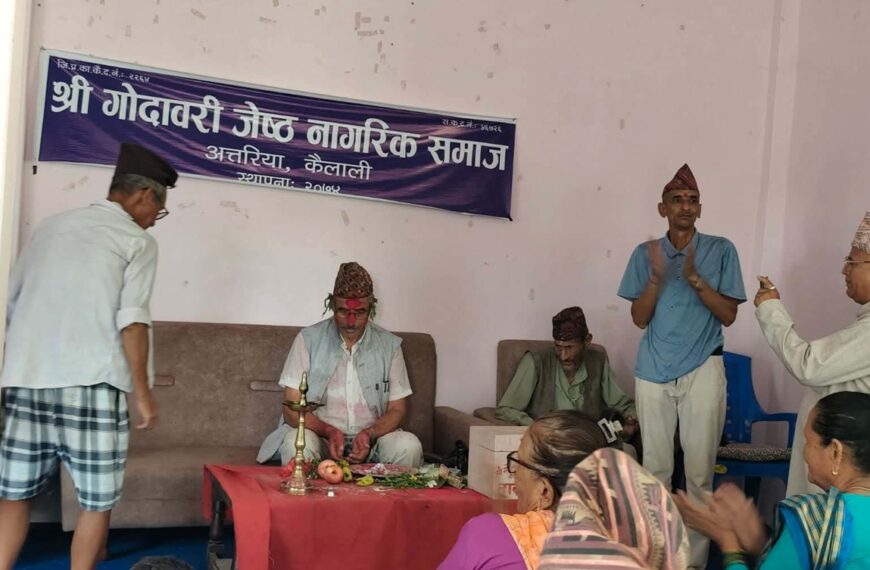 जन्मदिनमा ८० ज्येष्ठ नागरिकलाई फलफूल वितरण गर्दै समाजसेवामा उदाहरण बने भोजराज भट्ट