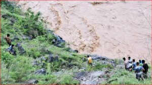 कर्णालीमा बेपत्ता फोर्स गाडीको दोस्रो दिन पनि खोजी जारी, तीव्र बहावले उद्धारमा चुनौती