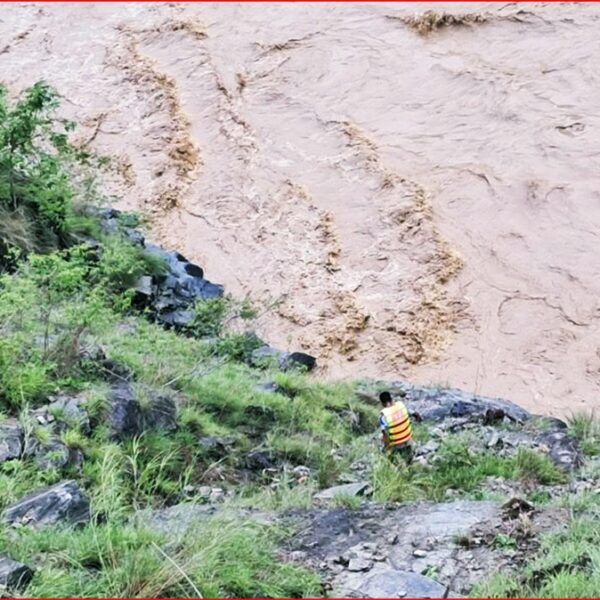 कर्णालीमा बेपत्ता गाडी घटना : एक जनाको शव कैलालीमा भेटियो, तीन जनाको खोजी जारी