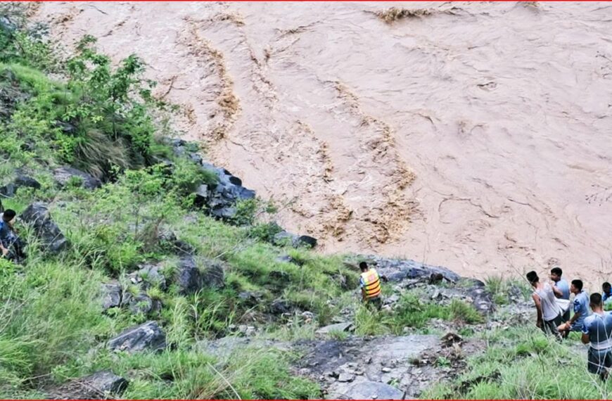 कर्णालीमा बेपत्ता गाडी घटना : एक जनाको शव कैलालीमा भेटियो, तीन जनाको खोजी जारी