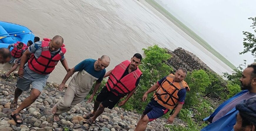महाकाली नदीको टापुमा फसेका पुरुषको सकुशल उद्धार