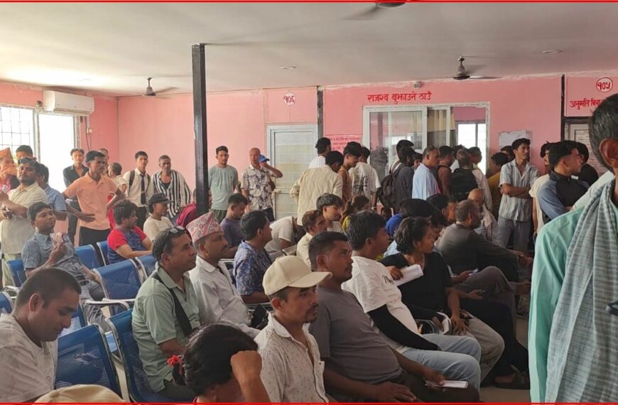 सर्भर डाउनले यातायात कार्यालय कैलाली अस्तव्यस्त, कर तिर्न र लाइसेन्स नवीकरण गर्न पुगेका सेवाग्राही दिनभर अलपत्र