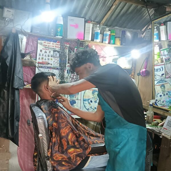 गाउँमै हेयर कटिङ्ग व्यवसाय गर्दै रोहित, सन्तोषजनक आम्दानी