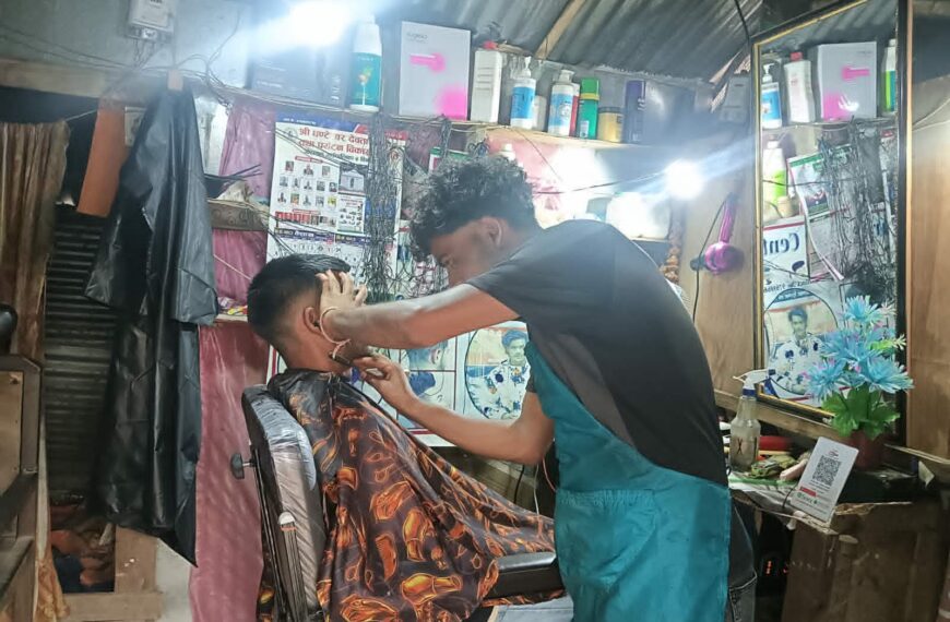 गाउँमै हेयर कटिङ्ग व्यवसाय गर्दै रोहित, सन्तोषजनक आम्दानी