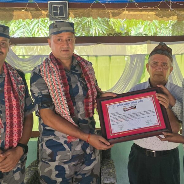 सीमा सुरक्षामा उल्लेखनीय योगदान पु¥याएको भन्दै सशस्त्र प्रहरीका डीएसपी खड्का सम्मानित