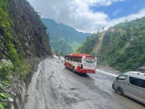 बाढीको जोखिम नरहेको सूचनापछि काठमाडौं–मुग्लिन खण्डमा यातायात सुचारु