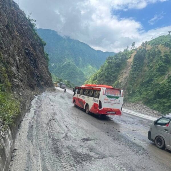 बाढीको जोखिम नरहेको सूचनापछि काठमाडौं–मुग्लिन खण्डमा यातायात सुचारु