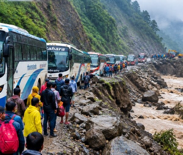 भोटेकोशी बाढीपहिरोले यातायात अस्तव्यस्त, दर्जनौँ बस हराए, यात्रुको अवस्था अज्ञात
