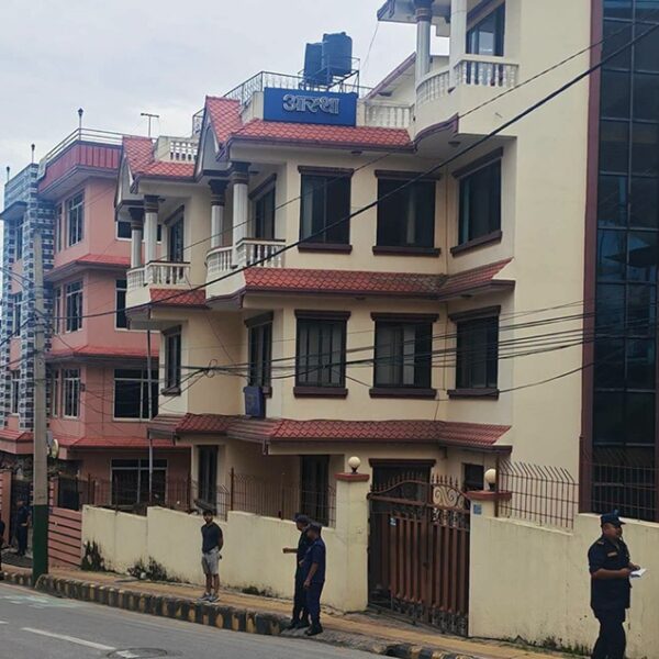 किशोर श्रेष्ठ पक्राउ प्रकरणमा ‘जनआस्था’ कार्यालयमा बिहानै प्रहरीको टोली