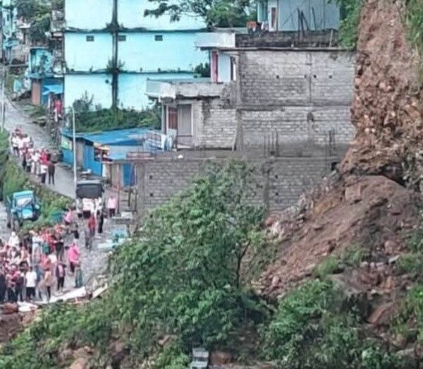 दार्चुलामा पहिरो खस्दा तीन जना घाइते, तिंकर सडक अवरुद्ध