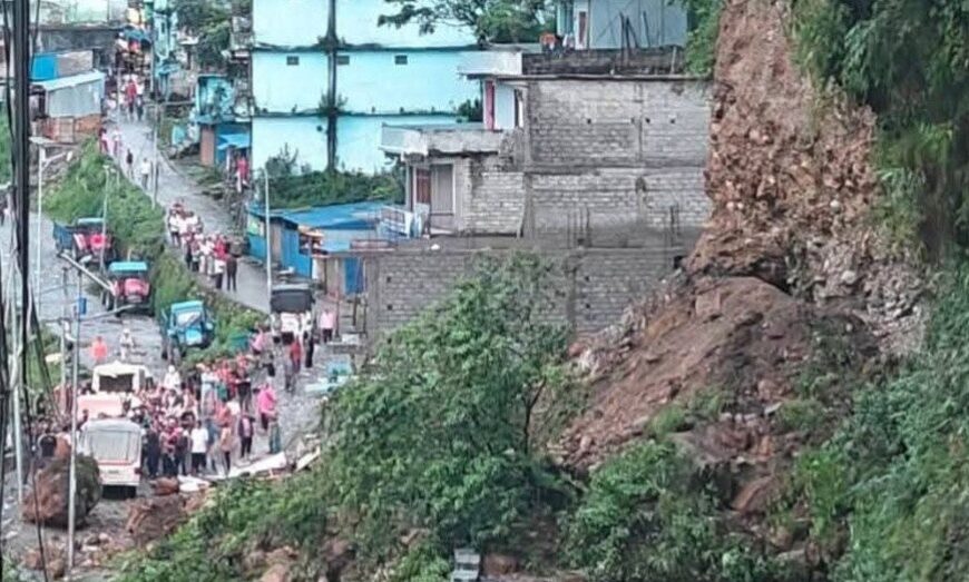 दार्चुलामा पहिरो खस्दा तीन जना घाइते, तिंकर सडक अवरुद्ध
