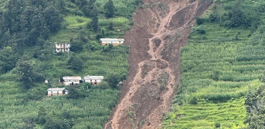 बैतडीको रातापानीमा पहिरोको त्रास, सात घर उच्च जोखिममा