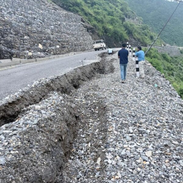 चैनपुर–ताक्लाकोट सडक भासिँदा ३० भन्दा बढी घर जोखिममा, यातायात अवरुद्ध हुने चिन्ता