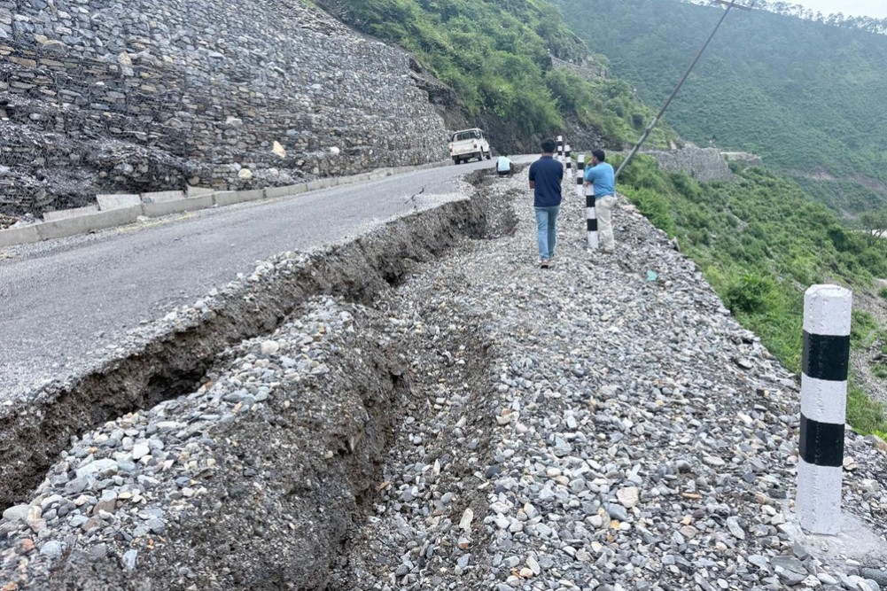 चैनपुर–ताक्लाकोट सडक भासिँदा ३० भन्दा बढी घर जोखिममा, यातायात अवरुद्ध हुने चिन्ता