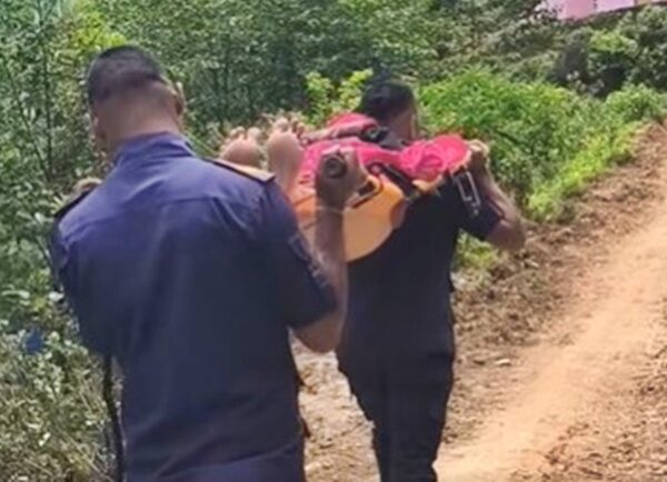 प्रसव व्यथाले छट्पटाइरहेकी गर्भवतीलाई दार्चुला प्रहरीले स्टेचरमा बोकेर पुर्‍यायो स्वास्थ्य चौकी