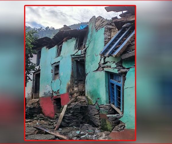 जमिन धसिँदै गएपछि दार्चुलाको खर्कबस्ती विस्थापित, १० घर भत्किए