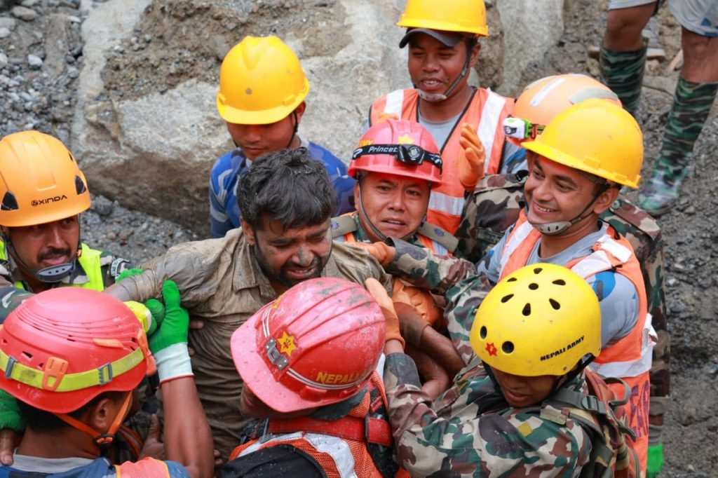 भित्र ४०–४५ जना थिए, सबैलाई बचाउने क्रममा म फसेँ’ : उद्धार गरिएका&hellip;