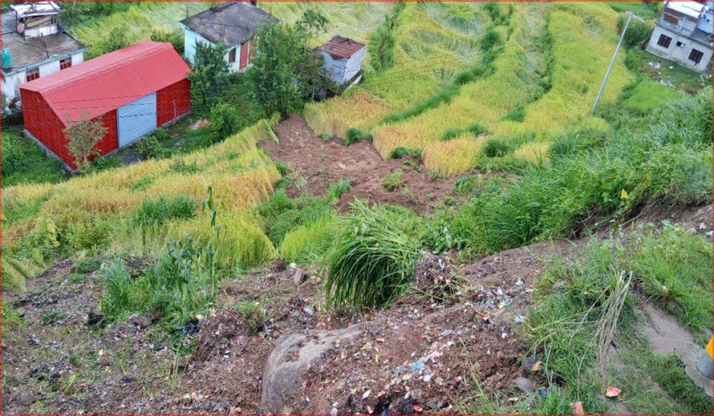 बाजुरामा पहिरो : सुदरमुकाम जोड्ने सडक अवरुद्ध