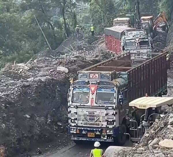 कृष्णभीरको नयाँ ट्र्याकबाट १४ दिनदेखि रोकिएका ट्रक पास