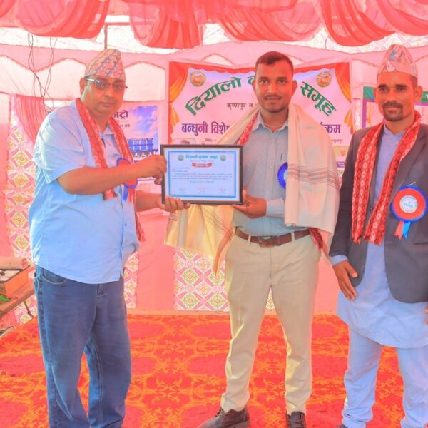 धर्मगुरु सुरेश सनातनी आर्य सम्मानित, बन्धुनी विशेष देउडा कार्यक्रममा धार्मिक–सांस्कृतिक योगदानको कदर
