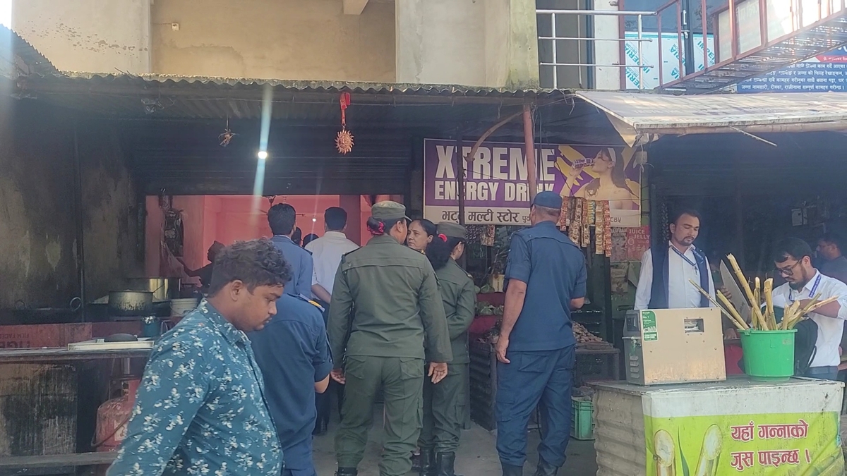 चाडपर्वअघि कैलालीको अत्तरियामा बजार अनुगमन : म्याद नाघेका भुजादेखि ढुसी लागेको मिठाई बरामद