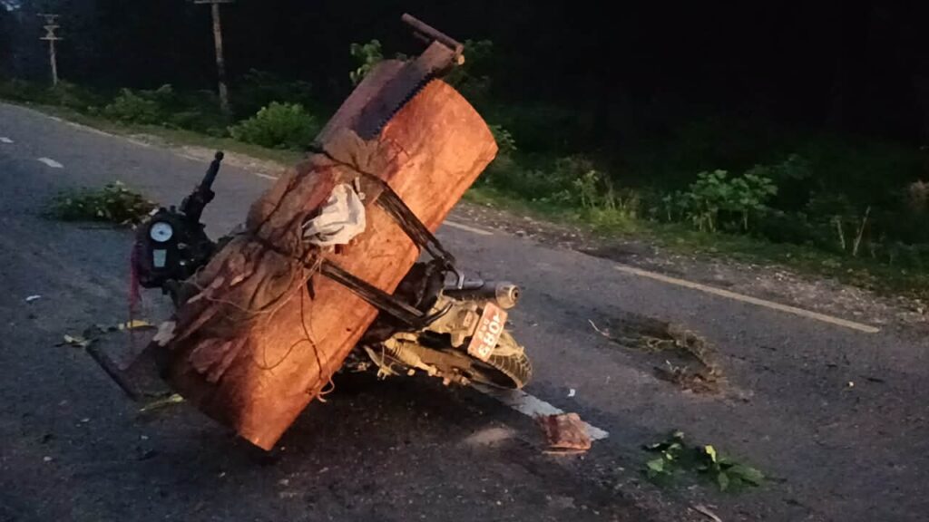 रातिको गस्तीमा फेला पर्यो चोरीको सालको काठ,…