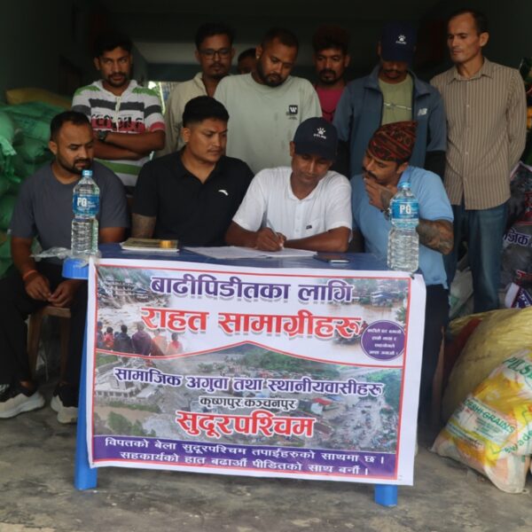 कृष्णपुरका युवाले भोटेकोशी बाढीपीडितका लागि एक ट्रक राहत जुटाए