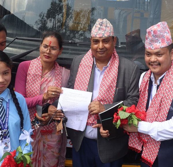 कृष्णपुरको शिक्षामा नयाँ पहल : ६ सामुदायिक विद्यालयलाई ४५ लाख ४५ हजारका बस हस्तान्तरण