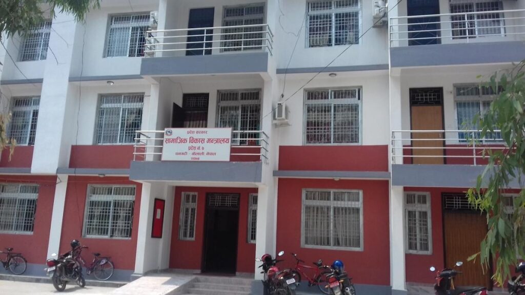 सरकारी अस्पतालको ३०० मिटरभित्रका निजी स्वास्थ्य संस्थामाथि&hellip;