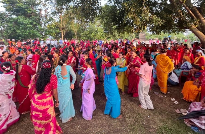 कृष्णपुरमा तीज कार्यक्रममा संकलित रकम भोटेकोशी बाढीपीडितलाई सहयोग