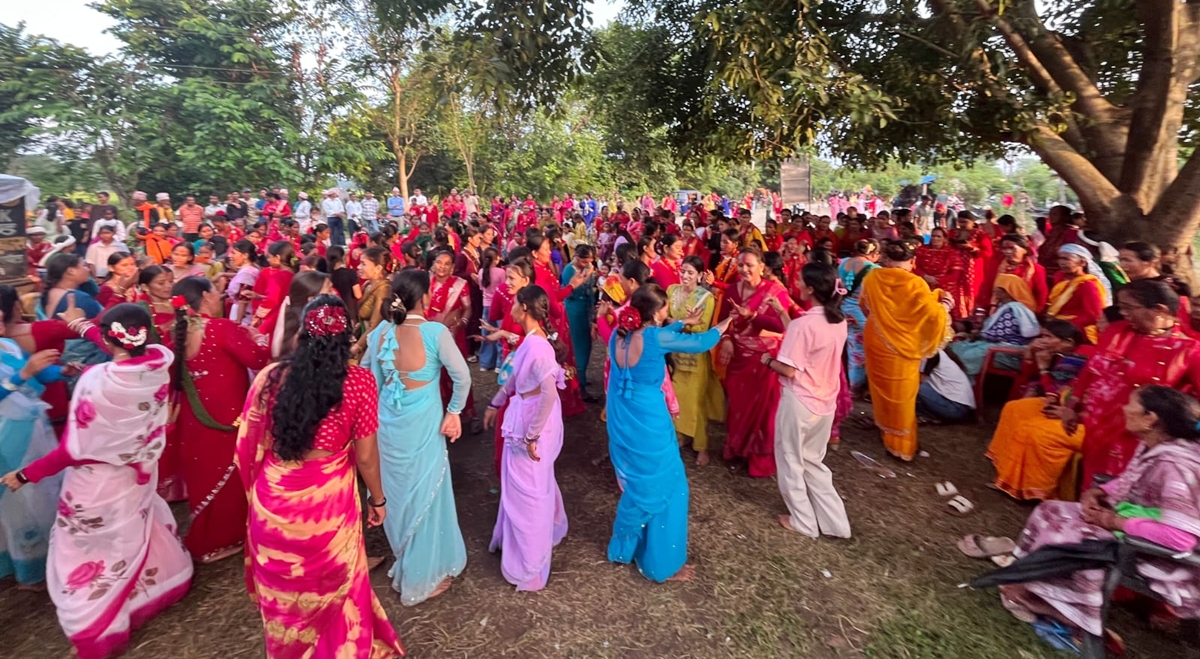 कृष्णपुरमा तीज कार्यक्रममा संकलित रकम भोटेकोशी बाढीपीडितलाई सहयोग